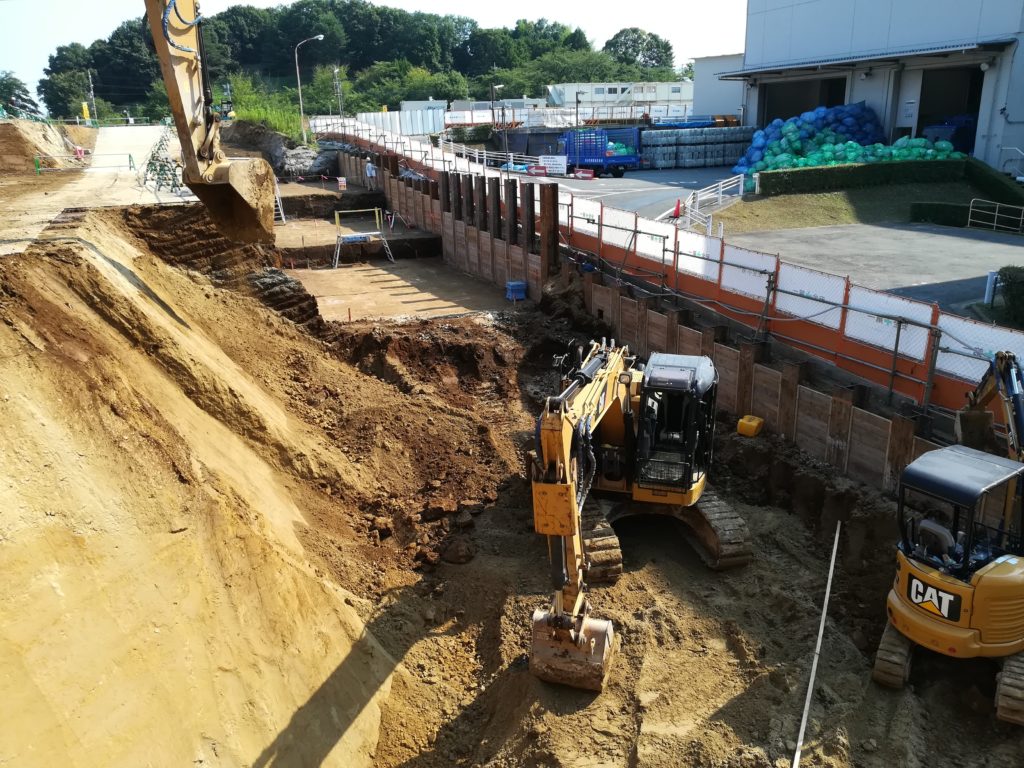 ①造成工事状況（8月上旬）